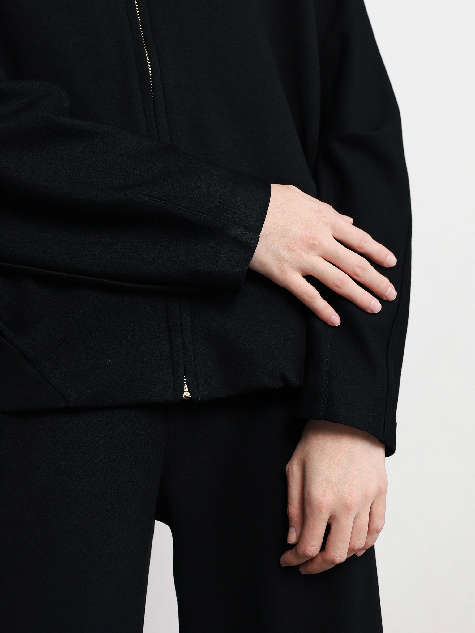 Куртка трикотажная черного цвета